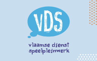 Blauwe tekstballen met initialen VDS: logo Vlaamse Dienst Speelpleinwerk