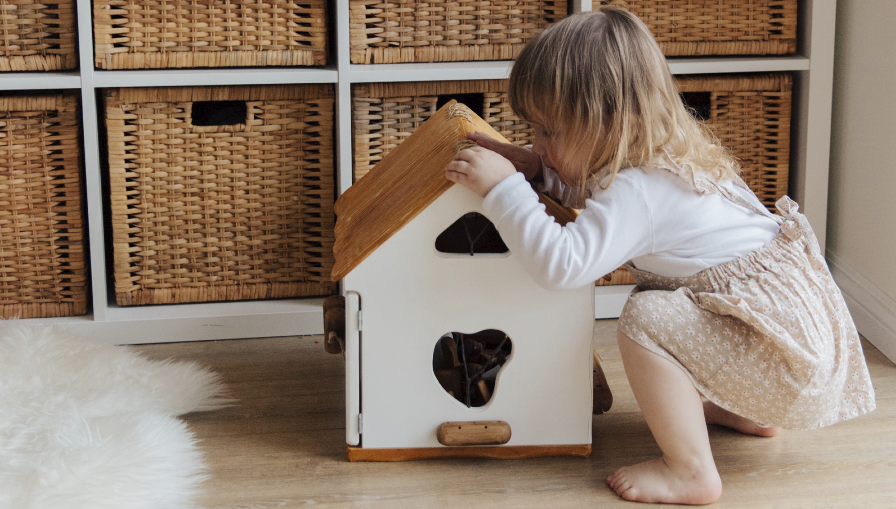 Kind speelt met speelgoedhuis